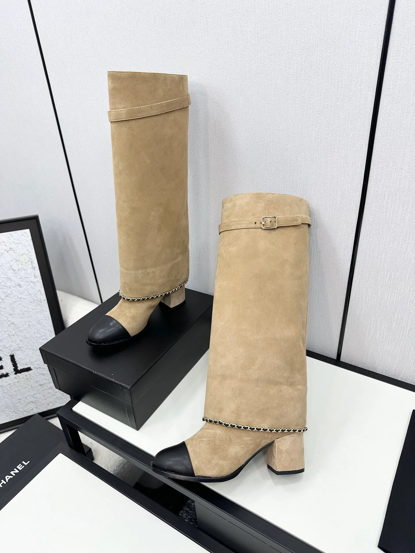 👟👟Ex-factory price 840👟👟Chanel🆕 24b new double c autumn and winter boots Chanel autumn and winter heavy industry popular short boots🔥 Xiaohongshu highly recommends this style, it looks good with any combination, a must-have for fashion, Ms. Chanel loves simple and irresistible styles💋Coloring shows a unique style, free mix and match to shine⚡️Follow the fashionable steps of the tight-flavored grandma! ! ! Enlarge the exquisite details to see ✔Original molded hardware buckle ✔Top version made by purchasing agent★The upper is made of original Yangjing cowhide, sheepskin lining, sheepskin feet, code number 35-40 (40, 41 customization is not returnable)